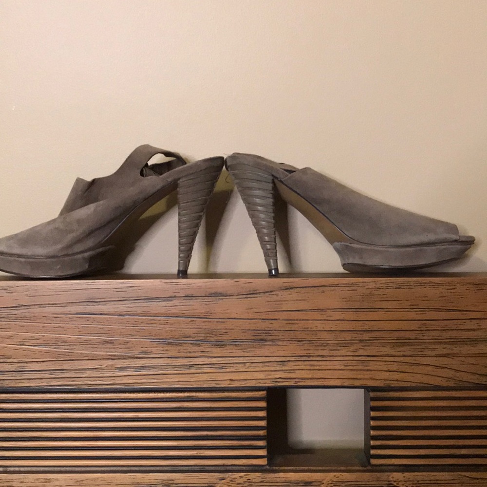 B Makowsky Platform Heels